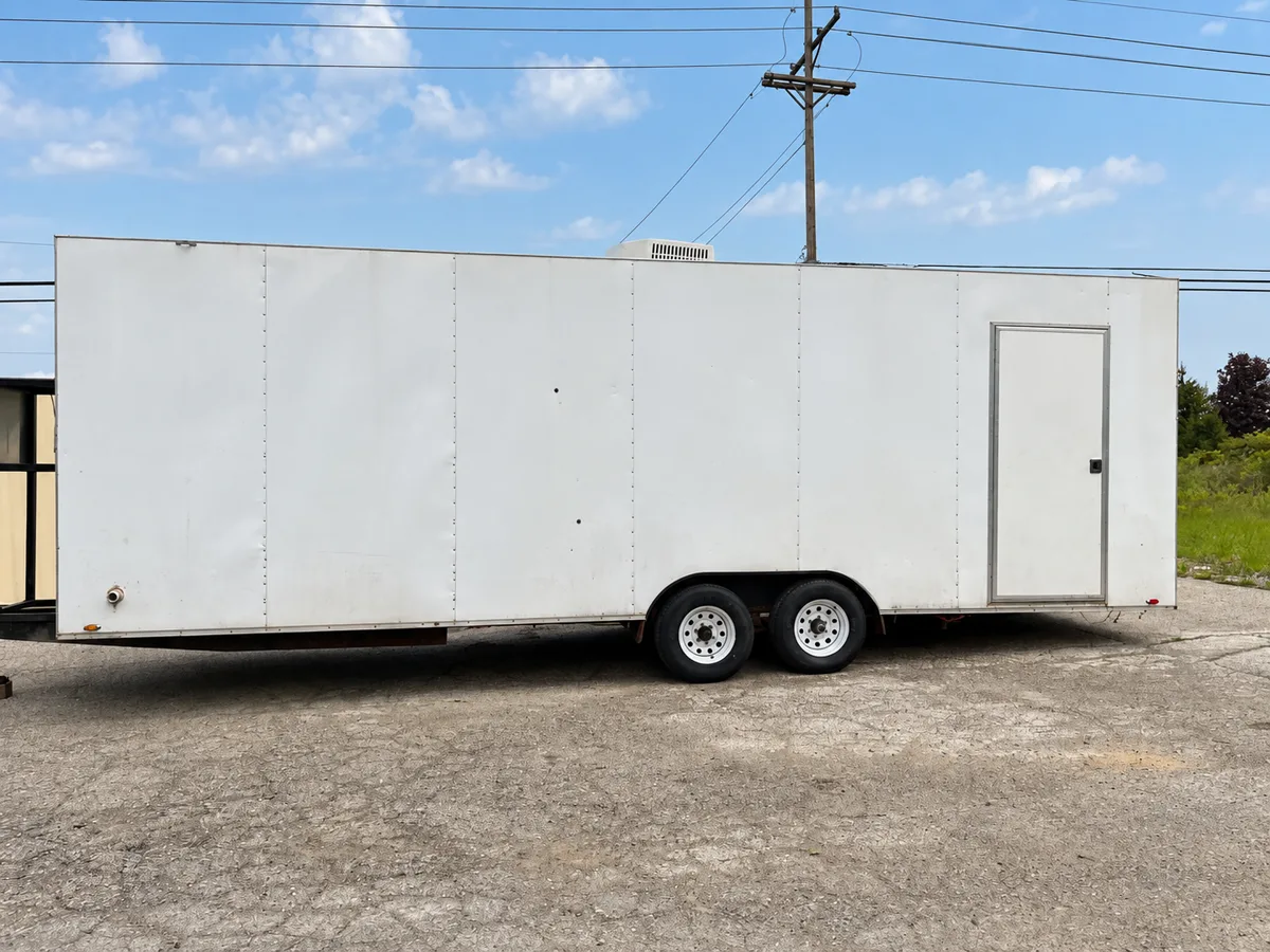Commercial dishwashing trailer exterior for temporary warewashing operations